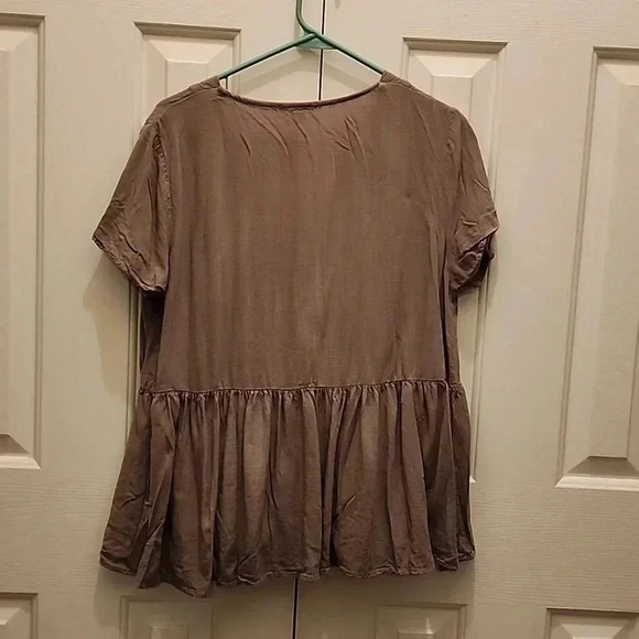 Flowy baby doll tee and pairs perfect with jeans. Size L - NWOT - Picture 2 of 2